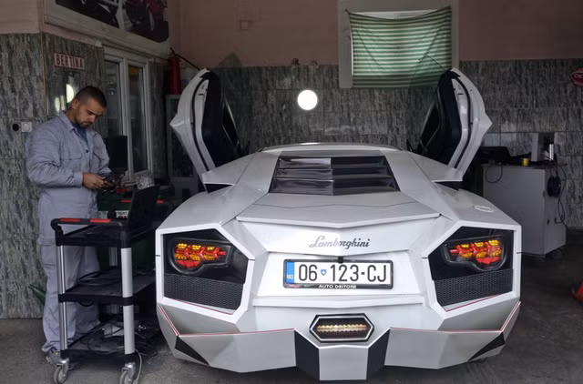 Chiếc Lamborghini Reventon tự chế nhìn từ phía sau. Chiếc Lamborghini Reventon tự chế nhìn từ phía sau.