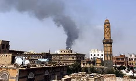 Một nhà máy thực phẩm ở thủ đô Sanna của Yemen bị trúng bom của máy bay liên minh quân sự Arập Xêút.