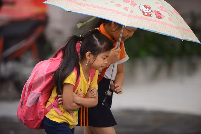 Những ngày giữa tháng 10 Hà Nội mới đón cơn gió lạnh đầu mùa với cường độ nhẹ. Những ngày giữa tháng 10 Hà Nội mới đón cơn gió lạnh đầu mùa với cường độ nhẹ.