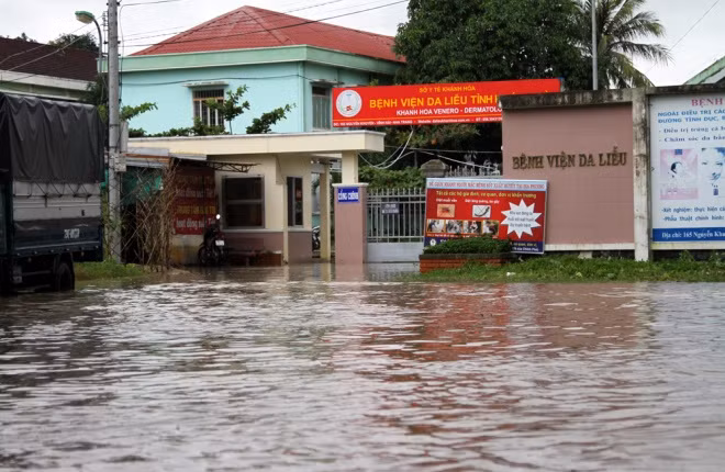 Ngày 13/12, ảnh hưởng áp thấp nhiệt đới kết hợp mưa dài ngày khiến lũ đổ về dồn dập làm nhiều nơi ở TP Nha Trang bị ngập. Nước tràn vào, bệnh nhân ở Bệnh viện da liễu được đưa lên cao đảm bảo an toàn. Các bác sĩ được tăng cường túc trực, di dời tài sản và đảm bảo sức khỏe bệnh nhân. "Tối hôm trước còn cao ráo, nhưng mưa lớn kéo dài đến khuya thì nước dâng lên ngập lênh láng", bệnh nhân cho biết. Ngày 13/12, ảnh hưởng áp thấp nhiệt đới kết hợp mưa dài ngày khiến lũ đổ về dồn dập làm nhiều nơi ở TP Nha Trang bị ngập. Nước tràn vào, bệnh nhân ở Bệnh viện da liễu được đưa lên cao đảm bảo an toàn. Các bác sĩ được tăng cường túc trực, di dời tài sản và đảm bảo sức khỏe bệnh nhân. "Tối hôm trước còn cao ráo, nhưng mưa lớn kéo dài đến khuya thì nước dâng lên ngập lênh láng", bệnh nhân cho biết.