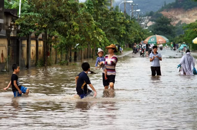Các tuyến đường 2 Tháng 4, Điện Biên Phủ, Mai Xuân Thưởng, Nguyễn Xiển... chìm trong biển nước, có nơi dâng cao gần một mét. Các tuyến đường 2 Tháng 4, Điện Biên Phủ, Mai Xuân Thưởng, Nguyễn Xiển... chìm trong biển nước, có nơi dâng cao gần một mét.