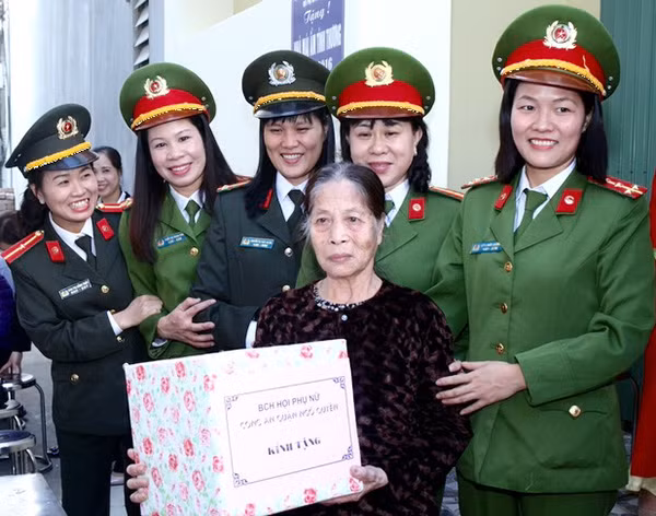 Hội phụ nữ Công an quận Ngô Quyền tặng quà “mái ấm tình thương” cho gia đình bà Oanh. Hội phụ nữ Công an quận Ngô Quyền tặng quà “mái ấm tình thương” cho gia đình bà Oanh.