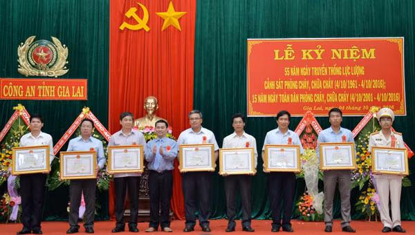Ông Nguyễn Đức Hoàng - Phó Chủ tịch UBND tỉnh trao bằng khen của Chủ tịch UBND tỉnh cho các tập thể và cá nhân.