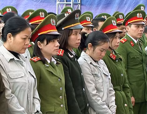Một số bị cáo trong Chuyên án 006-N nghe HĐXX tuyên án.
