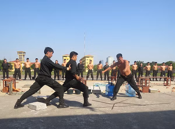 Một trong những bài tập khí công hóc búa.