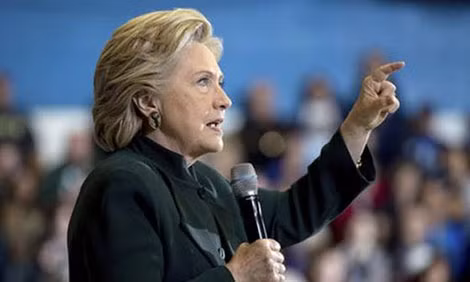 Bà Clinton chỉ trích ông Trump là "mối đe dọa" cho nền dân chủ Mỹ. Bà Clinton chỉ trích ông Trump là "mối đe dọa" cho nền dân chủ Mỹ.