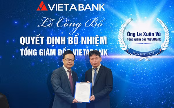 Ông Phương Hữu Việt - Chủ tịch Hội đồng Quản trị VietABank trao quyết định bổ nhiệm Tổng Giám đốc VietABank cho ông Lê Xuân Vũ. Ông Phương Hữu Việt - Chủ tịch Hội đồng Quản trị VietABank trao quyết định bổ nhiệm Tổng Giám đốc VietABank cho ông Lê Xuân Vũ.