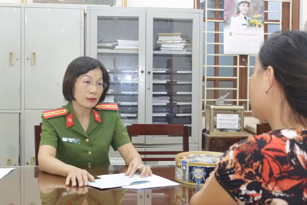 Thiếu tá Lê Thị Thanh Trà luôn gần gũi, quan tâm giải quyết nguyện vọng của nhân dân.