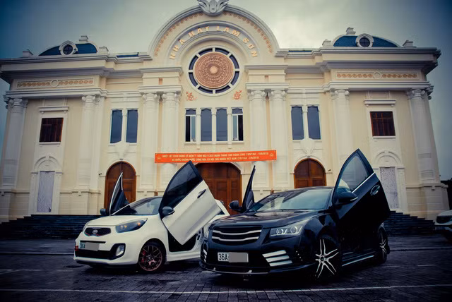 Kia Morning và Chevrolet Cruze "tông xuyệt tông" trong bộ cửa cắt kéo Lamborghini. Kia Morning và Chevrolet Cruze "tông xuyệt tông" trong bộ cửa cắt kéo Lamborghini.