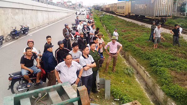 Người dân hiếu kỳ đứng xem vụ việc.