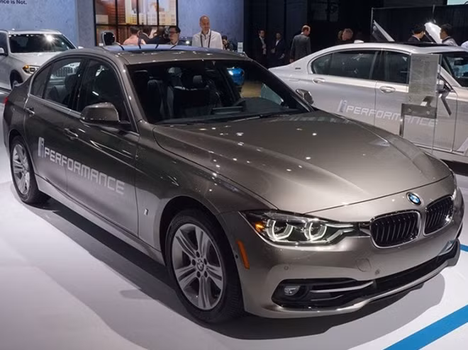 BMW 330e iPerformance 2017.