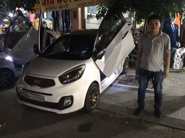 Chiếc Kia Morning đầu tiên tại Thanh Hóa lên cửa cắt kéo Lamborghini. Chiếc Kia Morning đầu tiên tại Thanh Hóa lên cửa cắt kéo Lamborghini.