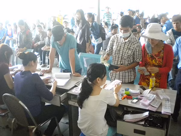 Hành khách chen chân chờ mua vé của một hãng xe thương hiệu dịp Tết. Hành khách chen chân chờ mua vé của một hãng xe thương hiệu dịp Tết.