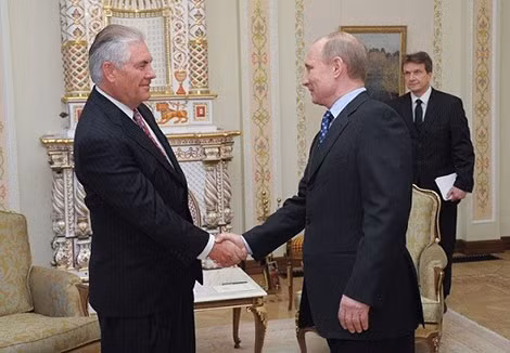 Cuộc gặp giữa ông Tillerson và Tổng thống Putin vào mùa hè năm 2011. Cuộc gặp giữa ông Tillerson và Tổng thống Putin vào mùa hè năm 2011.