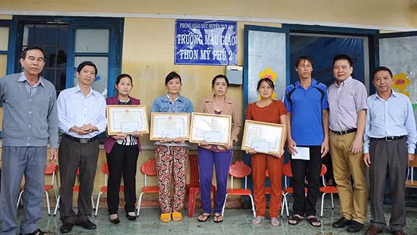 Đại diện Bộ GD-ĐT trao tặng bằng khen cho 4 nữ giáo viên. Ảnh: Dương Thanh Xuân. Đại diện Bộ GD-ĐT trao tặng bằng khen cho 4 nữ giáo viên. Ảnh: Dương Thanh Xuân.