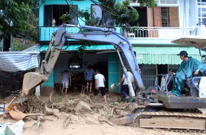 Chủ tịch UBND xã Vĩnh Ngọc cho biết, mưa lũ sáng nay làm đất đá kèm cây trên đồi đổ xuống, khiến ngôi nhà bà Đỗ Thị Em (78 tuổi) bị sập. "Ba bà cháu đang ngủ trên gác đã chạy thoát được ra ngoài, mọi tài sản bị chôn vùi", chủ tịch xã cho hay. Chủ tịch UBND xã Vĩnh Ngọc cho biết, mưa lũ sáng nay làm đất đá kèm cây trên đồi đổ xuống, khiến ngôi nhà bà Đỗ Thị Em (78 tuổi) bị sập. "Ba bà cháu đang ngủ trên gác đã chạy thoát được ra ngoài, mọi tài sản bị chôn vùi", chủ tịch xã cho hay.