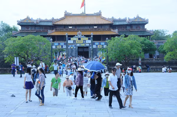 Du khách tham quan Đại nội Huế.