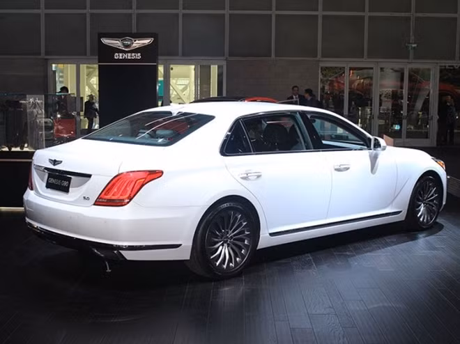 Genesis G90 2017.