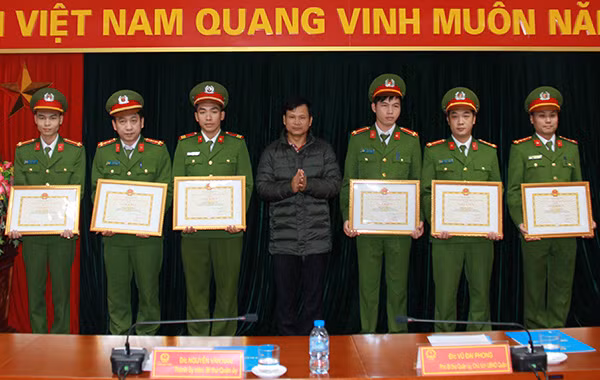 Lãnh đạo quận Hai Bà Trưng trao thưởng cho các tập thể có thành tích xuất sắc.