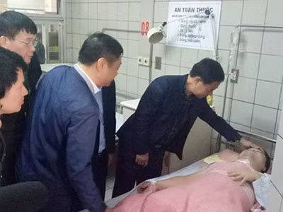 Lãnh đạo Công an TP Hà Nội thăm hỏi Thiếu tá Nguyễn Hoài Sơn.