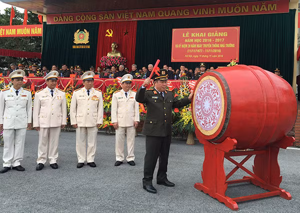 Thứ trưởng Bùi Văn Thành đánh trống khai giảng năm học mới.