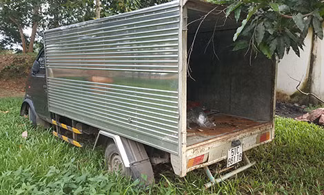 Một chiếc ô tô là phương tiện vận chuyển thuốc lá lậu.