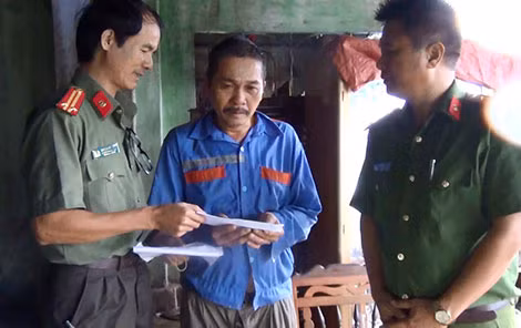 Đại diện Báo CAND - Chuyên đề ANTG trao quà cứu trợ cho gia đình ông Nguyễn Hữu ở An Hiệp, Tuy An, Phú Yên. Đại diện Báo CAND - Chuyên đề ANTG trao quà cứu trợ cho gia đình ông Nguyễn Hữu ở An Hiệp, Tuy An, Phú Yên.