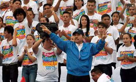 Ông Daniel Ortega mừng chiến thắng.