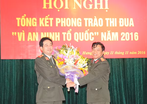 Công an tỉnh Hưng Yên - Đơn vị Cụm trưởng năm 2016 trao danh hiệu Cụm trưởng năm 2017 cho Công an tỉnh Thái Bình.