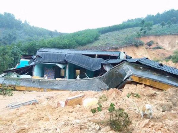 Trường học xã Sơn Nham bị sập hoàn toàn.