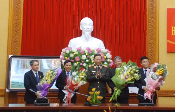 Bộ trưởng Tô Lâm trao Kỷ niệm chương cho lãnh đạo, nguyên lãnh đạo Bộ Tư pháp.