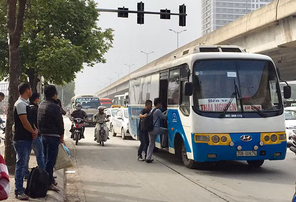 Có những nhà xe bắt khách đi bộ một đoạn, đến chỗ vắng mới dừng xe đón khách. Có những nhà xe bắt khách đi bộ một đoạn, đến chỗ vắng mới dừng xe đón khách.