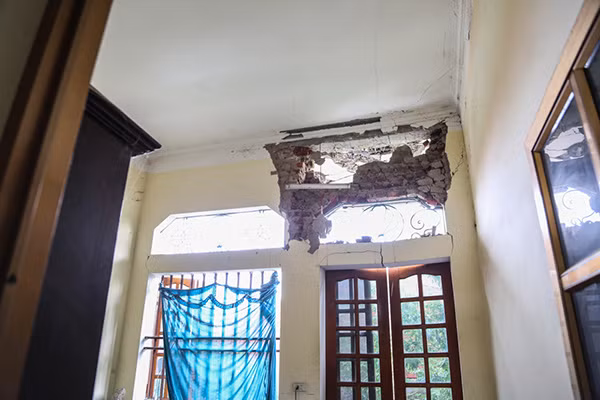 Rất may gia đình anh vừa đi ra khỏi nhà cách đó 10 phút.
