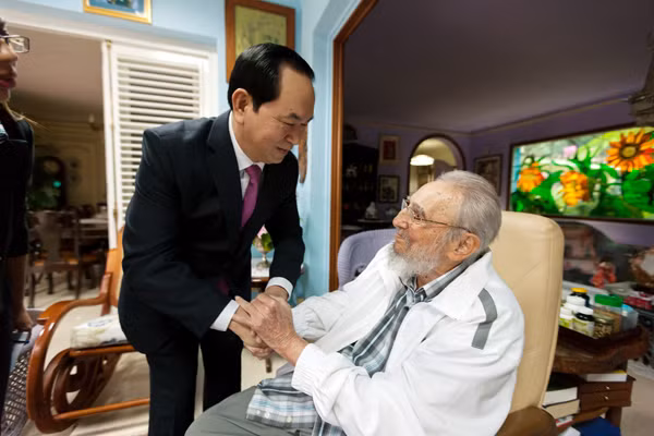 Lãnh tụ Fidel chào đón Chủ tịch nước Trần Đại Quang. Lãnh tụ Fidel chào đón Chủ tịch nước Trần Đại Quang.