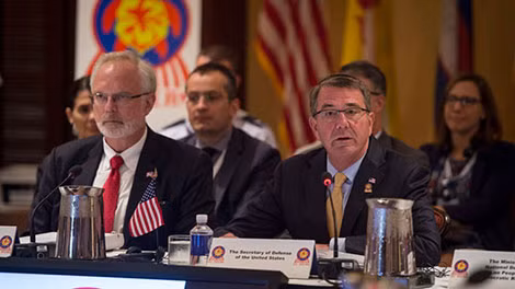 Bộ trưởng Quốc phòng Mỹ Ashton Carter phát biểu tại hội nghị Bộ trưởng Quốc phòng ASEAN, Mỹ ở Hawaii ngày 30-9.