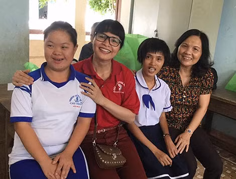 Phạm Thị Bình (thứ 3 từ trái qua) giờ đã là “cánh chim đầu đàn” của lớp.