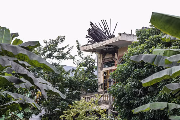 Theo cơ quan chức năng, có 54 hộ dân xung quanh đó bị các mảnh vỡ rơi trúng nhà, hư hại nhiều tài sản. Trong đó nhà của anh Phạm Công Duật ở tổ 15, phường Quan Triều cách đó gần 100m bị một phần của nồi hơi rơi trúng.