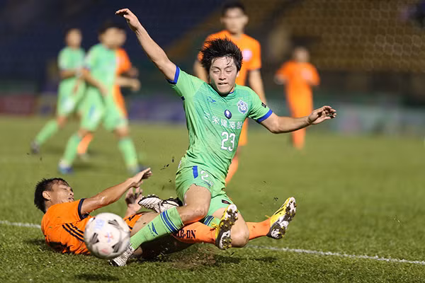 Tính chất quan trọng của trận chung kết nên cầu thủ SHB Đà Nẵng và Shonan Bellmare thi đấu rất quyết liệt.