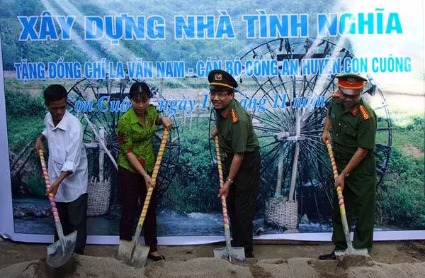 Lễ khởi công xây nhà tình nghĩa cho gia đình đồng chí La Văn Nam.