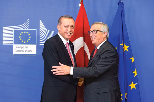 Chủ tịch Ủy ban châu Âu Jean-Claude Juncker (phải) và Tổng thống Thổ Nhĩ Kỳ Recep Tayyip Erdogan trong một buổi gặp mặt. Ảnh: ec.europa.eu. Chủ tịch Ủy ban châu Âu Jean-Claude Juncker (phải) và Tổng thống Thổ Nhĩ Kỳ Recep Tayyip Erdogan trong một buổi gặp mặt. Ảnh: ec.europa.eu.
