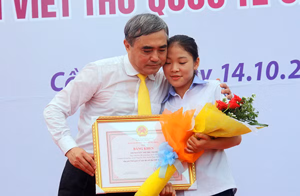 Ông Nguyễn Minh Hồng, tặng Bằng khen của Bộ TT&TT cho em Nguyễn Thị Thu Trang, đoạt giải Nhất quốc gia và giải Nhất quốc tế viết thư UPU lần thứ 45.