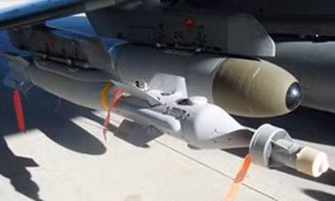 Bom dẫn hướng Paveway IV của Anh.