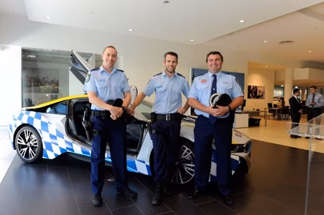 Những chàng cảnh sát này có vẻ rất vui mừng bên cạnh chiếc BMW i8.
