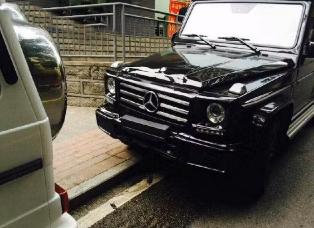 ... và bị chiếc Mercedes-Benz G500 2017 mày đen húc đuôi.