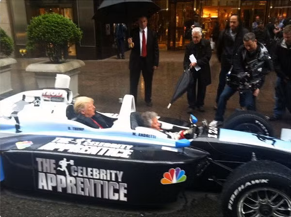 Bức ảnh ông Trump ngồi trên xe đua được tay đua huyền thoại Mario Andretti đăng tải trên mạng xã hội. Ảnh: Mario Andretti.
