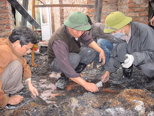 Khám nghiệm tìm vẩy hàn do quá trình sửa chữa gây cháy vũ trường Đêm Tây Hồ, Hà Nội.