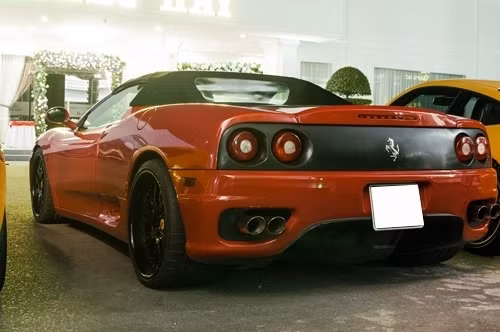 Siêu xe Ferrari F360 Spider được trang bị động V8 3,6 lít, công suất 400 mã lực. Khoang động cơ được che bởi tấm kính giúp khoe trọn cỗ máy bên trong. Siêu xe mui trần của Ferrari có khả năng tăng tốc 0-100 km/h trong khoảng 4,4 giây và có khả năng đạt vận tốc tối đa 288 km/h.