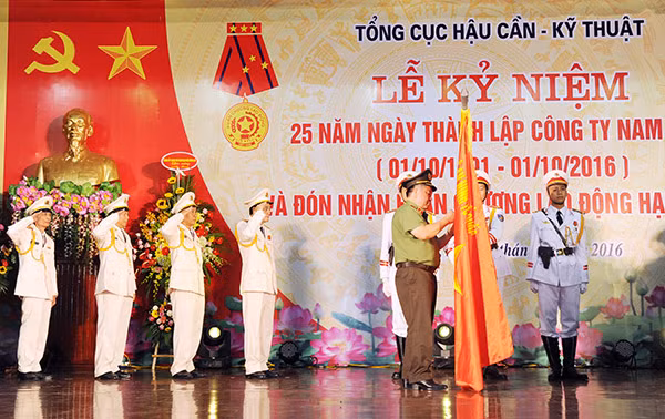 Thừa uỷ quyền của lãnh đạo Đảng, Nhà nước, Thứ trưởng Bùi Văn Thành đã gắn Huân chương Lao động hạng Nhất lên Cờ truyền thống của Công ty Nam Triệu. Thừa uỷ quyền của lãnh đạo Đảng, Nhà nước, Thứ trưởng Bùi Văn Thành đã gắn Huân chương Lao động hạng Nhất lên Cờ truyền thống của Công ty Nam Triệu.