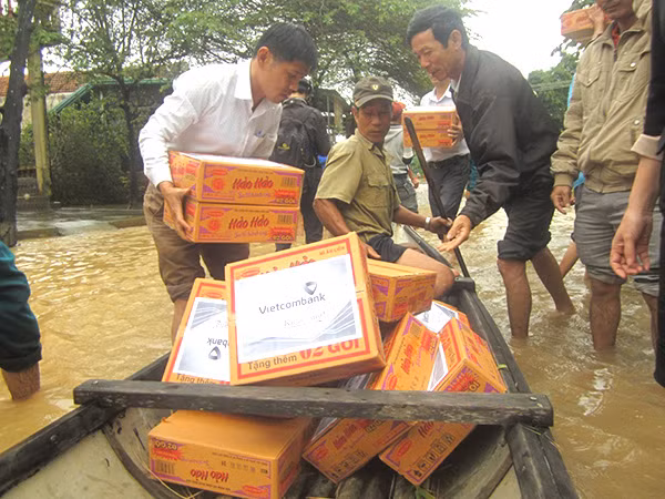 Thuyền là phương tiện duy nhất để đưa lương thực và nước uống cho người dân vùng lũ Nghĩa Hiệp, huyện Tư Nghĩa.
