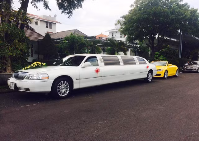 Bên cạnh đó, còn có sự xuất hiện của một chiếc limousine sang trọng mang thương hiệu Lincoln.